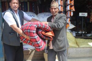 आगलागी पीडितलाई राहत सामाग्री हस्तान्तरण