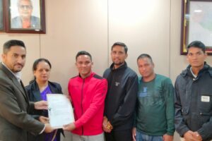 नरहरिनाथको संचार समस्या समाधानका लागि मन्त्रीसँग भेट।