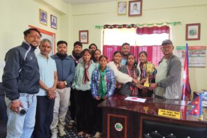 महावैमा नरहरिनाथ उप–विजेता, अध्यक्ष बिष्टद्वारा बधाई।