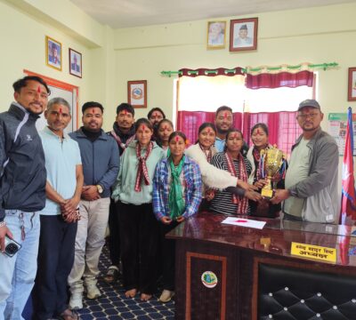 महावैमा नरहरिनाथ उप–विजेता, अध्यक्ष बिष्टद्वारा बधाई।