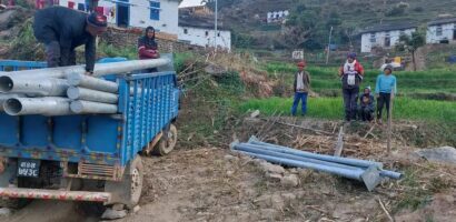 पूर्ण विद्युतिकरण अन्तर्गत नरहरिनाथमा पोल ढुवानी सुरु।